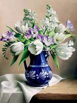 Белые тюльпаны в синей вазе