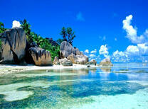 Большие камни на берегу моря