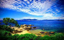 Небо с облаками над заливом