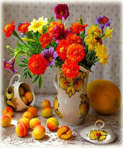 Букет астр и персики на столе