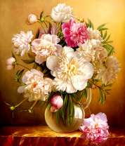 Пионы в прозрачном кувшине