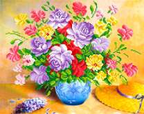 Букет ярких цветов и шляпа