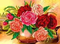 Розовые и красные пионы в круглой вазе