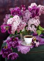 Нежная фиолетовая сирень и чашка кофе