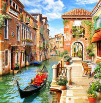 Гондола у живописной улицы Венеции