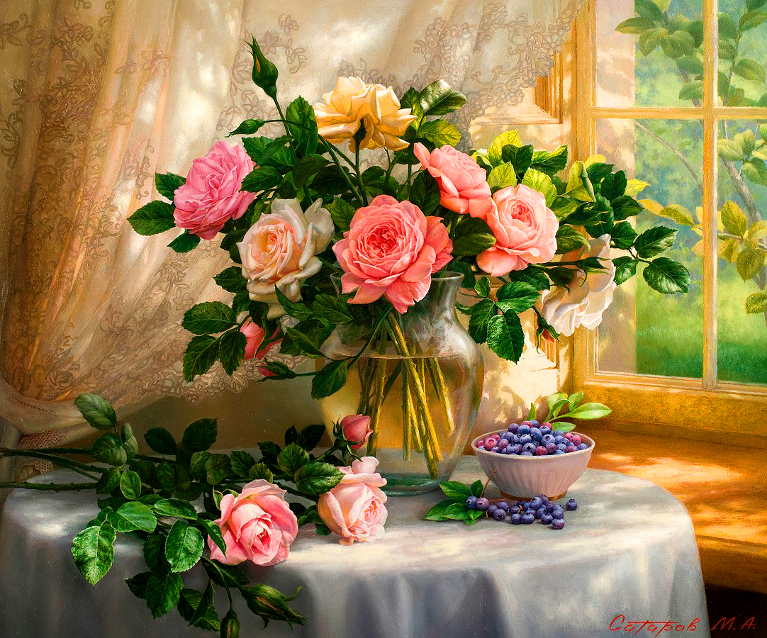 Купить букет роз в вазе на столе у окна за 1350 руб.