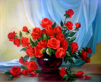 Красные розы и их лепестки в вазе