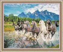 Прогулка стада лошадей по реке