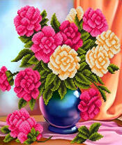 Желтые и розовые розы в синей вазе