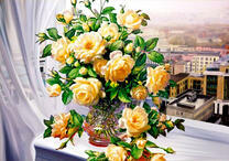 Вьющиеся розы в вазе на подоконнике