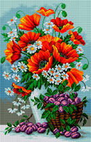 Букет из ромашек и маков и корзинка слив