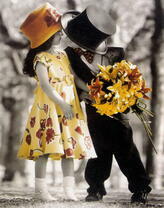 Мальчик с осенним букетом и девочка