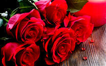 Красные розы на столе