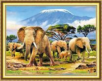 Стадо слонов у потухшего вулкана