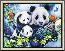 Милая семейка панды на дереве