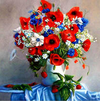 Полевой букет с маками, васильками и земляникой