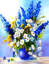 Букет из полевых цветов в синей вазе