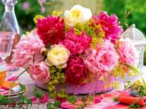 Яркий букет в розовой корзинке