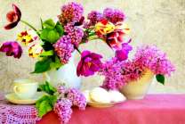 Фиолетовые тюльпаны и сирень в букете