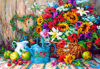 Корзина с цвыетами и спелые фрукты