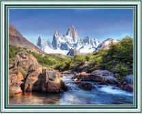 Горная река и скалистые пики