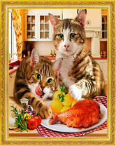 Два кота лакомятся курочкой