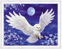 Атака белой совы под луной