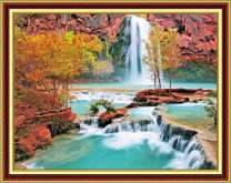 Водопад на красной скале в осеннем лесу