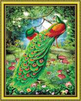 Пара павлинов с зелёными перьями в летнем лесу