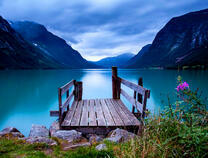 Небольшой причал у красочного озера