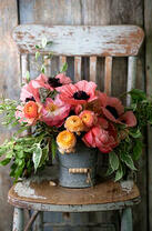 Букет маков и роз в ведёрке