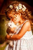 Девочка целует белого котёнка