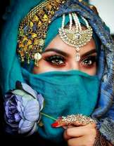 Загадочная женщина под паранджой