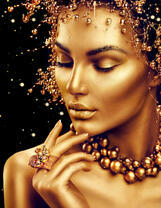 Девушка в ягодах из золота