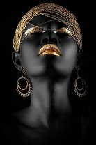Темнокожая женщина с золотыми губами