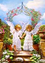 Пара ангелочков в весеннем саду