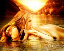 Девушка целует дельфина