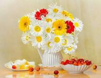 Букет ромашек с герберами и тарелка черешни