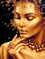 Девушка с украшениями и макияжем из золота