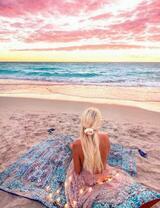 Девушка на песчанном морском пляже