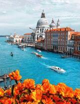 Корабли на красочном канале Венеции