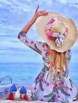 Девушка в шляпке на пляже