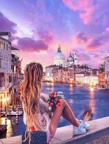 Девушка на мостике вечерней Венеции