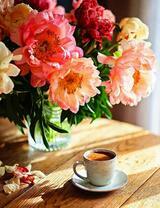 Кофе под букетом пионов