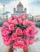 Букет роз на фоне собора