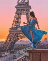 Девушка в синем платье на фоне Эйфелевой башни