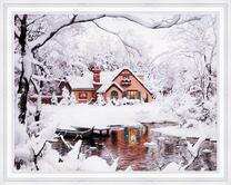 Уютный домик у зимнего озера в лесу