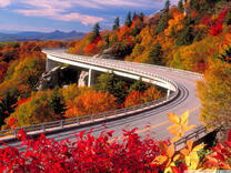 Дорога по горам через осенний лес