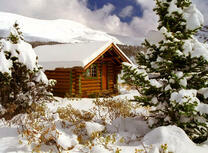 Деревянный сруб в заснеженных горах