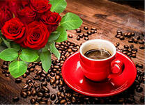 Ароматный кофе в красной чашке и розы